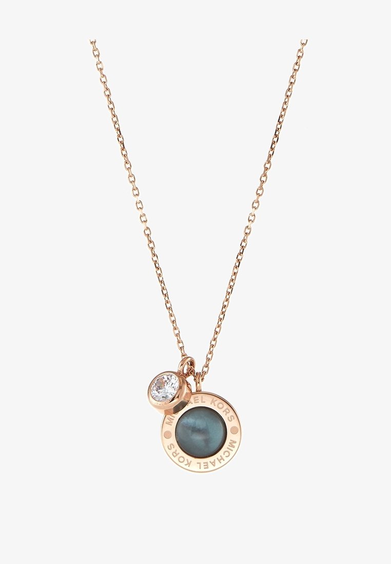 Collier chaîne en or rose avec deux pendentifs ronds, une pierre précieuse claire et une pierre sombre entourée d'une gravure Michael Kors.
