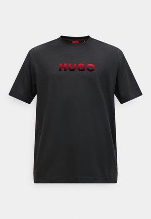 Melna kokvilnas T-krekls ar apaļu apkakli, īsām piedurknēm un paceltu sarkanu izšūtu "HUGO" logotipu krūtīs. Vienkāršs dizains bez rakstiem.