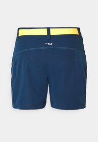 Pantalones cortos azules con una banda elástica amarilla en la cintura. Presenta una etiqueta con logo en la parte trasera y un detalle de costura estructurada en los lados. Tejido ligero.