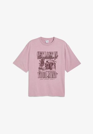 Rozā pārmērīgi liela kokvilnas t-kreklu ar apaļu kakla izgriezumu. Priekšpusē ir grafiskais prints ar tekstu un ilustrācijām.