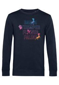 Sudadera de color marino con un gráfico frontal que presenta las palabras "Bambi", "Thumper", "Flower" y "Faline" en letras negritas y animaciones coloridas.