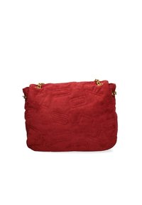 Sac en suède rouge avec des formes abstraites embossées et des détails en chaîne dorée sur un fond blanc.