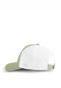 Gorra de béisbol verde y blanca con frente suave y texturizado, parte trasera de malla, visera curva y correa ajustable con una etiqueta de logo.