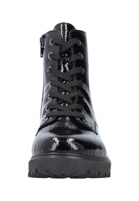 Botte cheville en cuir verni noir avec des lacets décoratifs, détail de fermeture éclair, semelle robuste et surface texturée. La vue de face met en lumière les caractéristiques du design.