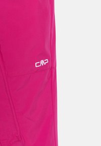 Fuchsia utebukser med en jevn tekstur, med en sidelomme og en hvit CMP-logo på den nedre høyre leggen.
