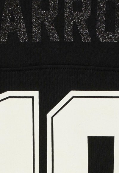 Tessuto nero con grandi numeri bianchi e testo nero luccicante. Presenta una consistenza liscia e elementi grafici a contrasto.