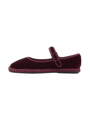Burgundy sammet Mary Jane-sko med rund tå, ett enda spänne och en vävd kant längs sålen. Platt gummisula.