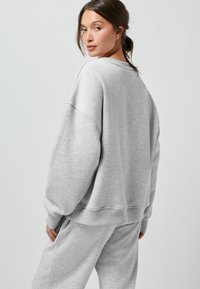 Next BOUCLE DETAIL LONG SLEEVE COPENHAGEN CITY GRAPHIC - Melegítőfelső - grey