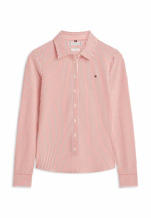 Camisa de manga larga con botones, con rayas verticales rojas y blancas y pequeño logo en el pecho izquierdo.