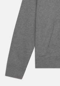 Grå sweatshirt med ribbet manchet og kant, med en forlommer, lavet af blødt, tekstureret materiale. Synlige sømdetaljer.