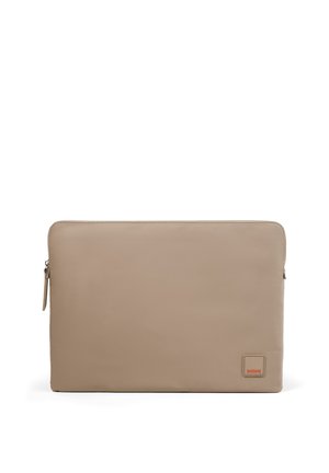 Beige rechthoekige laptophoes met ritssluiting en een klein gestikt merkpatch in de rechterbenedenhoek op een witte achtergrond.