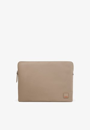 Beige rechthoekige laptophoes met ritssluiting en een klein gestikt merkpatch in de rechterbenedenhoek op een witte achtergrond.
