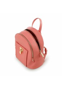 Zaino in pelle rosa con doppie chiusure a zip, tasca frontale con lucchetto dorato, forma arrotondata e spallacci regolabili. Superficie liscia.