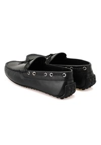 Schwarze Lederschuhe verfügen über ein Mokassin-Design mit geflochtenen Details entlang des Obermaterials, silbernen Ösen und einer strukturierten Gummisohle für guten Halt.