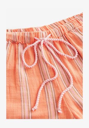 Shorts à cordon de serrage en tissu texturé aux couleurs fraise-oranger, avec des rayures verticales en rose, lavande et beige.