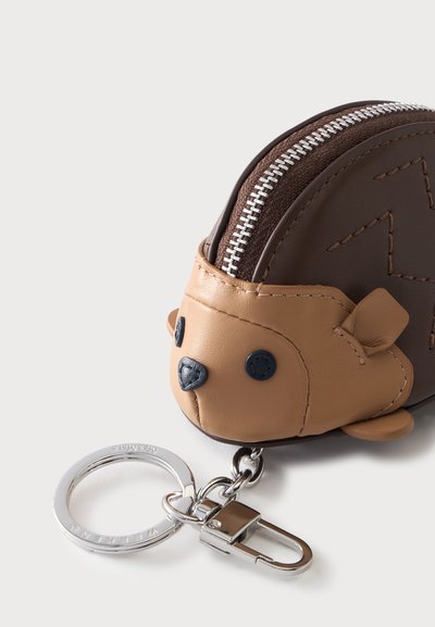 Petit porte-monnaie en forme de hérisson en cuir marron avec fermeture éclair, porte-clés métallique et clip.