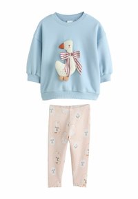 Blaues Sweatshirt mit einem samtigen Enten-Applikation und gestreiftem Bogen; kombiniert mit pinken Leggings, die ein Muster aus Enten und Schleifen zeigen.