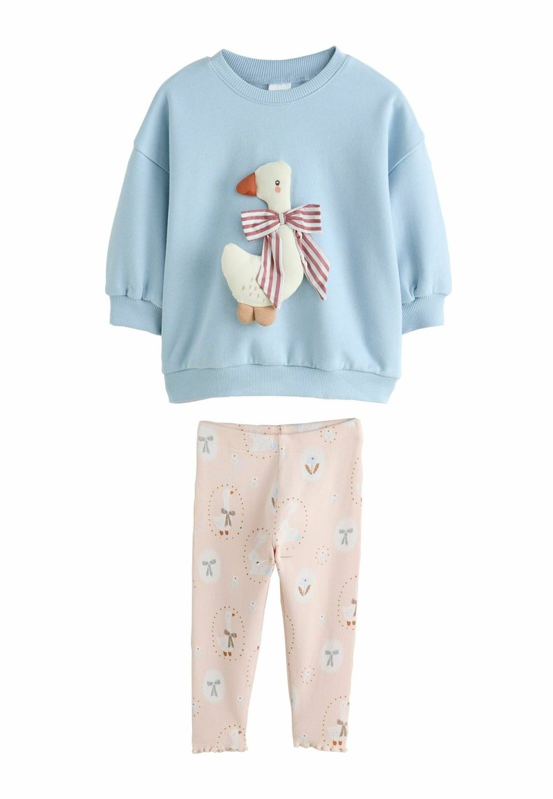 Blaues Sweatshirt mit einem samtigen Enten-Applikation und gestreiftem Bogen; kombiniert mit pinken Leggings, die ein Muster aus Enten und Schleifen zeigen.