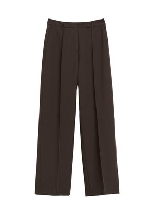 Dunkelbraune Hose mit geradem Schnitt, Gürtelschlaufen und vorderen Falten, flach auf weißem Hintergrund liegend.
