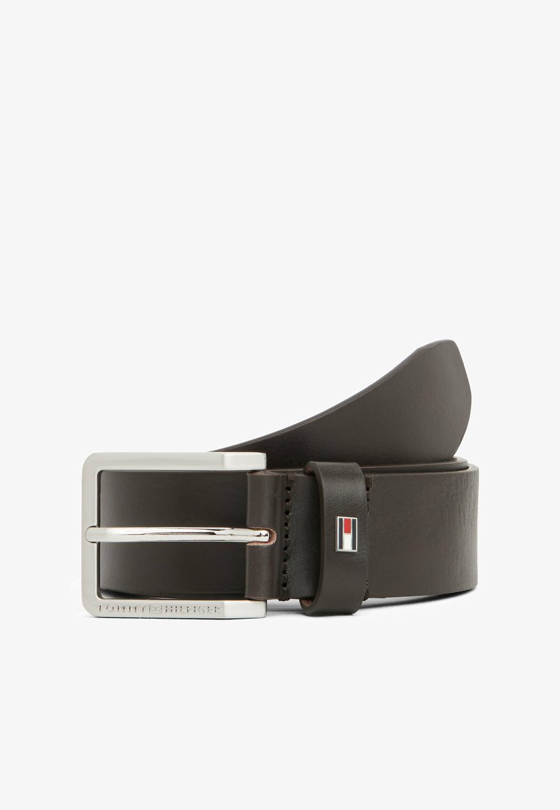 Ceinture en cuir brun avec une boucle en métal argenté. Présente un accent marqué et une texture lisse avec une extrémité légèrement effilée.