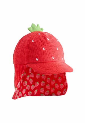 Chapeau de soleil rouge pour enfants en forme de fraise avec un détail de feuille verte sur le dessus et une bavette arrière imprimée de petites fraises à l'intérieur.