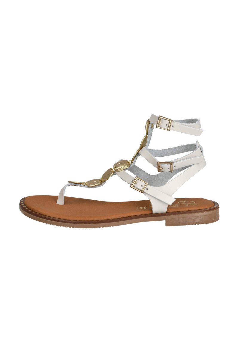 Sandalia plana de cuero blanco con acentos dorados, diseño de tira en T, correas ajustables en el tobillo y una plantilla acolchada marrón. Textura suave, estilo minimalista.