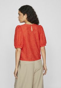 VILA KURZÄRMELIGES RUNDHALS - Palaidinė - poppy red