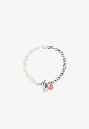 Šaurs aproce ar neregulārām baltām pērļu daļām un sudraba ķēdi. Ietver divus sirds piekariņus sudrabkrāsā un rozā, ar iegravētiem detaļām.