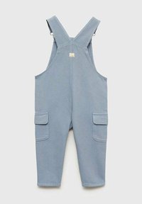 Lichtblauwe overall met verstelbare banden, gemaakt van zachte stof, met twee zijzakken en een klein logo-patch.