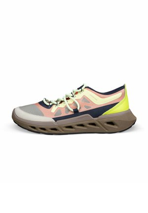 Chaussure de sport légère avec une tige en mesh beige, rose, bleu marine et jaune fluo, une semelle épaisse marron avec des trous de ventilation, et des lacets blancs.