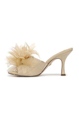 Mule beige con punta aperta, parte superiore in tessuto strutturato, caratterizzata da un grande fiore in tulle sulla parte frontale e un tacco sottile di media altezza.
