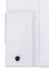 Biała koszula z usztywnionym kołnierzykiem, z ciemnoniebieskim guzikiem w kształcie węzła oraz delikatnym, tonowym haftem na tkaninie.