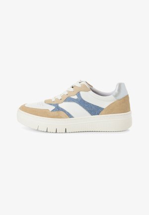 Weiße Sneakers mit beigem Wildleder und Denim-Akzenten. Verfügt über eine strukturierte Sohle, Schnürdesign und eine metallic graue Fersenschlaufe.
