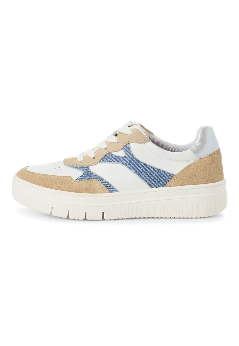 Sneaker bianco con accenti in suede beige e denim. Presenta una suola testurizzata, design con lacci e un tab inferiore in grigio metallico.