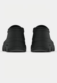 Botas de tornozelo impermeáveis pretas com um acabamento texturizado, apresentando um colarinho acolchoado e uma sola robusta para tração.