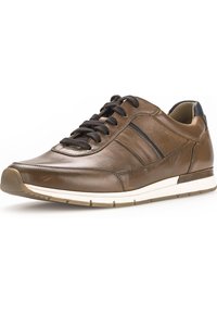 Bruine leren sneakers met een gladde textuur, voorzien van zwarte veter sluiting en twee horizontale strepen. Rubberen zool met witte accenten.