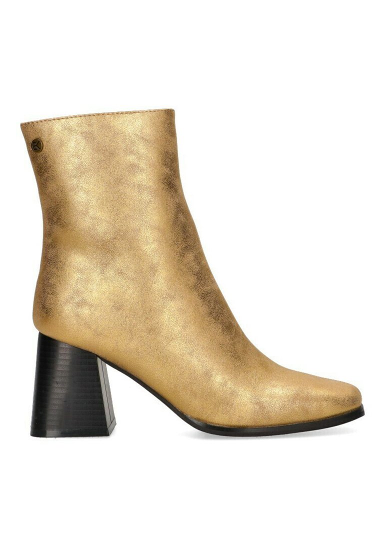 Botín dorado de tobillo fabricado en material sintético texturizado, con puntera afilada y un tacón ancho negro con estrías verticales.