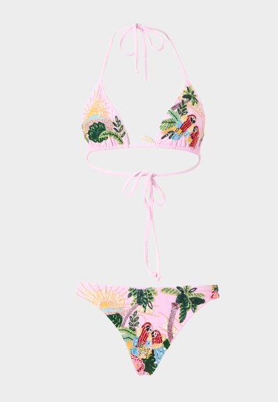 Bikini rose avec perroquets tropicaux brodés, feuilles de palmier et motifs de soleil sur les pièces hautes et basses, avec un col halter et des fermetures à nouer.