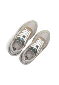 Sneakers met een mesh bovenwerk in beige, afgewerkt met bruine suède accenten, een groene hiel, witte veters en een gestreepte zool. Merklogo zichtbaar.