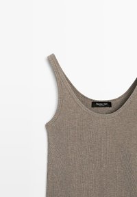 Mouwloos taupekleurig geribd gebreid tanktopje met een ronde halslijn en een Massimo Dutti-label aan de binnenkant van de kraag.