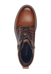Bottines en cuir marron avec tige texturée, accents cousus, lacets noirs et fermeture éclair latérale. L'intérieur est doté d'un revêtement doux.