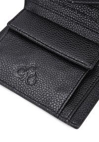 Portafoglio in pelle nera con superficie testurizzata, dotato di più fessure e logo impresso. Design compatto, senza ulteriori decorazioni.