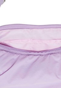 Bolsa de tela morada con cierre de cremallera, con un exterior suave y un forro interior rosa suave en contraste.