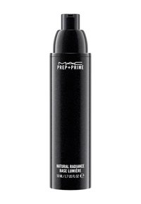 MAC Prep + Prime Natural Radiance, 50 ml, en un frasco cilíndrico negro mate con texto blanco y un dispensador de bomba.