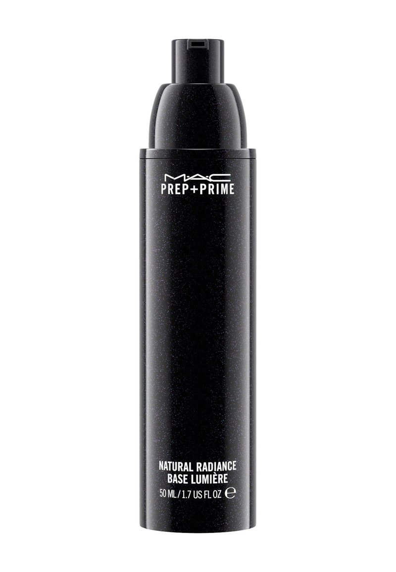 MAC Prep + Prime Natural Radiance, 50 ml, en un frasco cilíndrico negro mate con texto blanco y un dispensador de bomba.