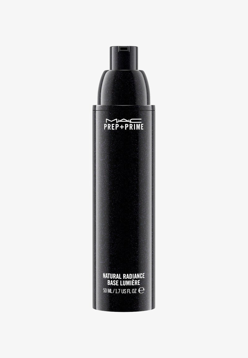 MAC Prep + Prime Natural Radiance, 50 ml, dans un flacon cylindrique noir mat avec texte blanc et un distributeur par pompe.