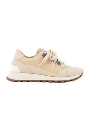 Beige sneaker med ruskind- og læderpaneler, tyk sål, rund tå og stofsnørebånd på hvid baggrund.