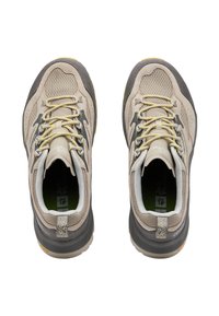 Beige- und graue Wanderschuhe mit Mesh-Obermaterial, gelben Schnürsenkeln und strukturierten Gummisohlen. Mit einem Rückzieher und gepolsterten Einlagen ausgestattet.