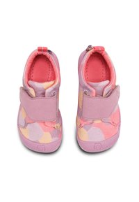 Zapatos rosa y púrpura con una correa de velcro. La parte superior presenta un diseño estampado de círculos en varios tonos pasteles. Suela de goma texturizada.
