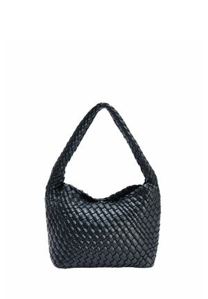 Černá tkaná kožená kabelka s jediným širokým copovým ramenním popruhem, zobrazena na bílém pozadí.